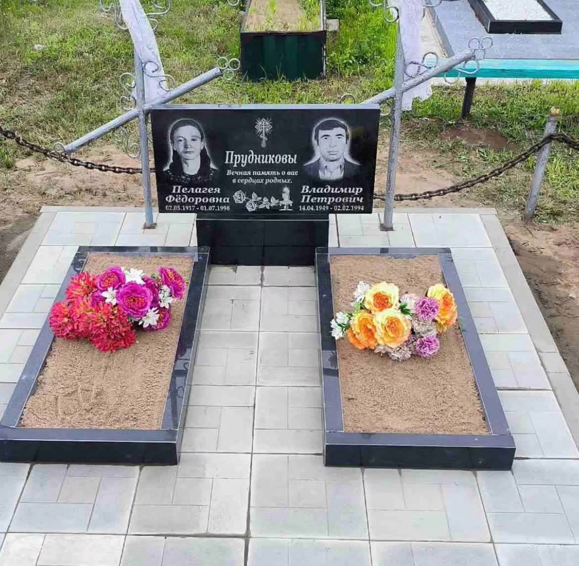 Готовый двойной памятник из чёрного гранита